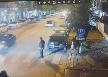 VIDEO/ Ja momenti kur polici përplaset duke kaluar vijat e bardha –