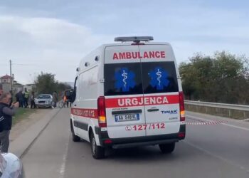 Bie nga skela, 45-vjeçari përfundon në spital –