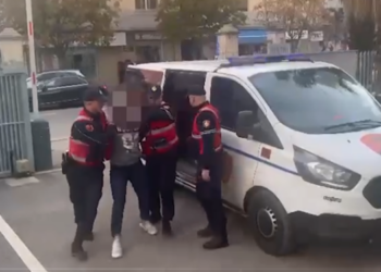 EMRI/ Kreu tre vjedhje brenda 10 ditëve, arrestohet i riu në Durrës –