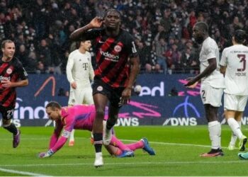 Ditë e keqe për Neuer, Eintracht turpëron Bayern –