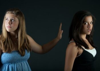 Pesë shenja që tregojnë se dikush është xheloz për ju –