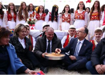 Gju më gju me popullin dhe tepsinë përpara, Begaj viziton Peqinin –