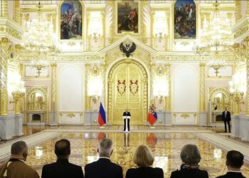 Putin priti ambasadorët e huaj nga një distancë prej 22 metrash –