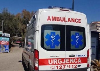 Humb kontrollin e mjetit dhe përplaset me shtyllën elektrike, 3 të… –