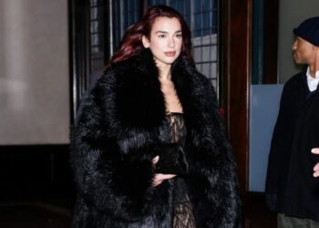 Dua Lipa shfaqet me një fustan të madh me gëzof dhe dantella –