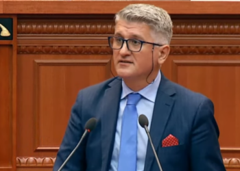 Dash Shehi kërkonte që të ndërroheshin pasqyrat se… –