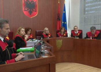 Dy padi në Kushtetuese kundër marrëveshjes Rama-Meloni –