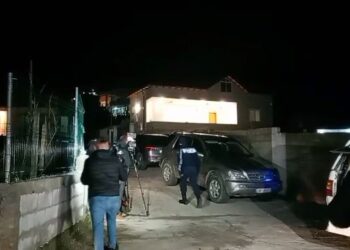“Ulu Policia”, ja si grabitën banesën dhe gjunjëzuan të moshuarit 3 grabitësit –