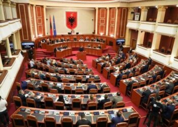 Projektligji i “Diasporës për Shqipërinë e Lirë” mbi votën e emigrantëve mbërrin në Kuvend –