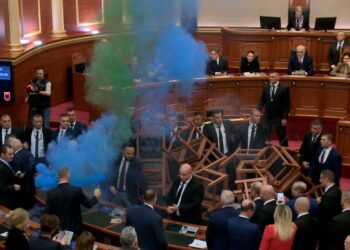 S’mund të mungonin flakadanët në Kuvend, salla ndizet kur hyn Rama –