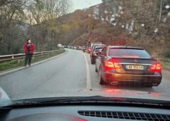 Tjetër aksident në Përrenjas-Librazhd, kamioni përmbyset në rrugë –