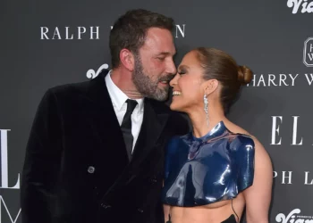 Pamja e Jennifer Lopez në tapetin e kuq, pozon me Ben Affleck –