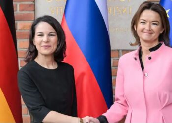 Nuk mund të ulesh në dy karrige –