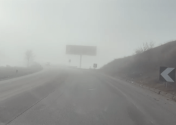 Pas dëborës, juglindja ‘pushtohet’ nga mjegulla e dendur –