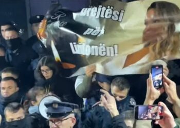 Protesta për vrasjen e Liridonës, tensione para godinës së qeverisë –