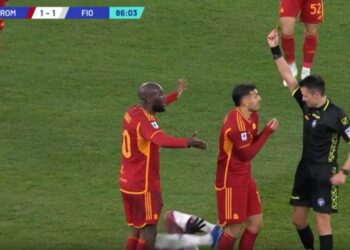Dëmtim, traversë dhe dy të kuq! Roma reziston përballë Fiorentinës –
