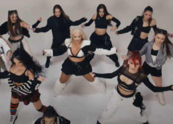 VIDEO/ Ronela Hajati publikon këngën e re “Himni” –