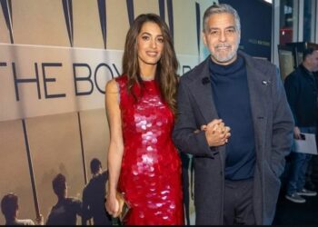 Amal Clooney me një fustan mbrëmjeje të kuqe në krah të George –
