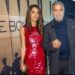 Amal Clooney me një fustan mbrëmjeje të kuqe në krah të George –