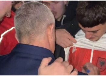 Silvinho rrethohet nga tifozët në Hamburg, e presin me brohorima –