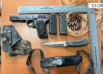 Fshehu në magazinë armë e municione, arrestohet 61-vjeçari në Vlorë –