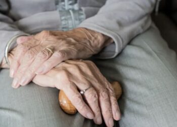 Vdes e moshuara, në vend të ujit piu detergjent pastrimi! –