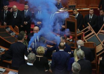 Rama-Nikolla e bëjnë rrugë, përjashtojnë 19 deputetë të opozitës –