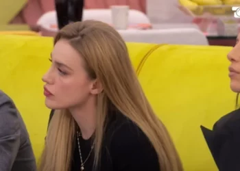 Të shkon më shumë të buzëqeshësh, se të… –