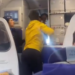 VIDEO/ Pasagjeri godet me grusht pilotin, ja çfarë ndodhi në aeroport –