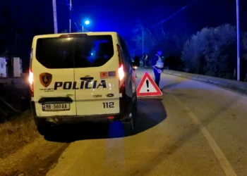 Makina del nga rruga dhe përfundon në kanal, plagoset 1 person –