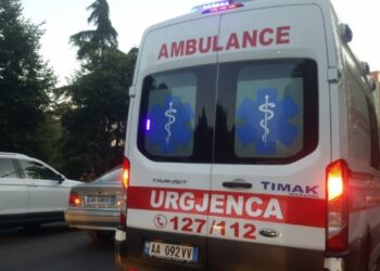 EMRI/ Rrëzohet papritur në rrugë, ndërron jetë 43-vjeçarja në Tiranë –