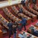 Kaosi në Kuvend, PS kërkon ndëshkim për 4 deputetë të opozitës –