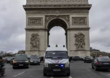 Kaos edhe në Francë, pas fermerëve edhe mësuesit në grevë –