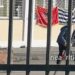 Nxënësja shqiptare vendos flamurin kuqezi në shkollë, tërbohen grekët –