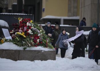 Rusët bëjnë homazhe për Alexei Navalny, mbi 400 të arrestuar –