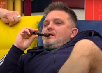 “Vëllai im u vesh me fustan”, Juli tregon sekretin: Kemi ikur… –