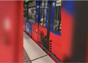 Kuqezinjtë “pushtojnë“ Gjermaninë! Metroja në Dyseldorf vishet me flamujt shqiptarë –