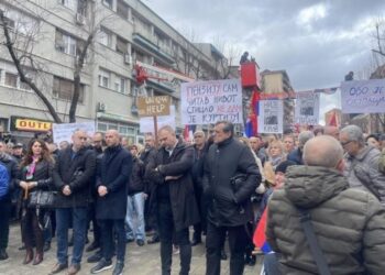 Serbët protestojnë në Mitrovicën e Veriut kundër ndalimit të dinarit –
