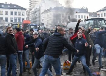 VIDEO/ Fermerët djegin traktorët përpara Parlamentit Europian –