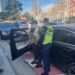 VIDEO/ Bjondja me BMW e xhup Gucci i jep Lekë polices: Pi një kafe! –
