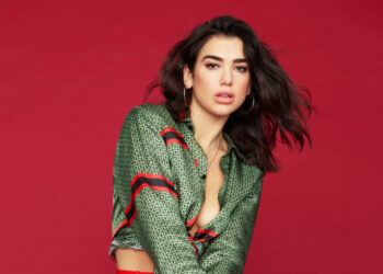 Dua Lipa surprizon nxënësit, rikthehet në shkollën e saj fillore për 8 mars –
