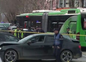 Përfshihet në aksident autobusi në Tiranë, detajet –