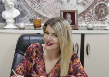 Gruaja, ajo që shtron kufijtë e mundësive me butësi dhe forcë