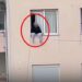VIDEO/ E rëndë në Tiranë, gruaja tenton të hidhet nga dritarja –