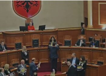 Zhurma në Kuvend, PS kërkon përjashtimin e 3 deputetëve të opozitës –