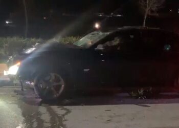 Aksident në Vlorë, makina merr para shtyllën, plagoset nje person –