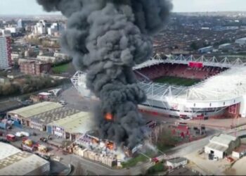 Zjarr masiv pranë stadiumit ikonik anglez, shtyhet ndeshja –
