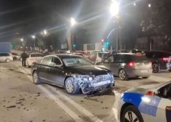 Aksident i çuditshëm në mes të Tiranës –