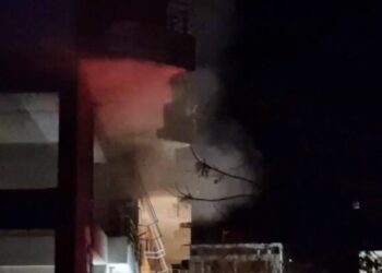 Përfshihet nga flakët banesa, dyshimet e para