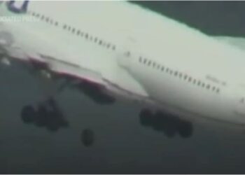 Avioni bën ulje emergjente, humbi një rrotë gjatë ngritjes –